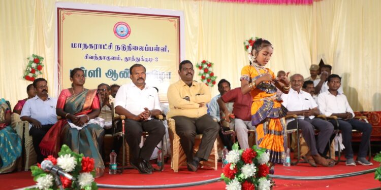 பள்ளி படிப்போடு பொது அறிவையும் வளர்த்துக் கொள்ள வேண்டும். மேயர் ஜெகன் பெரியசாமி மாணவ மாணவிகளுக்கு அறிவுரை