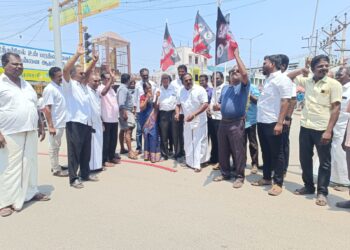 நீதிமன்ற தீர்ப்பை வரவேற்று தூத்துக்குடியில் முன்னாள் அதிமுக அமைச்சர் சி.த.செல்லப்பாண்டியன் தலைமையில் பட்டாசு வெடித்து இனிப்பு வழங்கி கொண்டாட்டம்