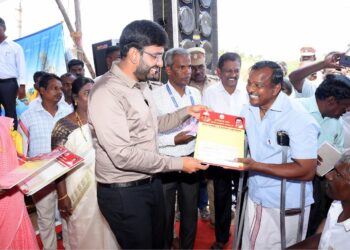 நாகப்பட்டினம் மாவட்டம் கீழ்வேளுர் வட்டம் சின்னதும்பூர் கிராமத்தில் நடைபெற்ற மக்கள் நேர்காணல் முகாமில் 162 பயனாளிகளுக்கு சுமார் ரூ.56 இலட்சத்து 54 ஆயிரத்து 550 மதிப்பிலான நலத்திட்ட உதவிகளை மாவட்ட ஆட்சித்தலைவர் டாக்டர் அ.அருண்தம்புராஜ் வழங்கினார்.