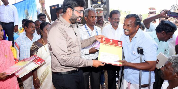 நாகப்பட்டினம் மாவட்டம் கீழ்வேளுர் வட்டம் சின்னதும்பூர் கிராமத்தில் நடைபெற்ற மக்கள் நேர்காணல் முகாமில் 162 பயனாளிகளுக்கு சுமார் ரூ.56 இலட்சத்து 54 ஆயிரத்து 550 மதிப்பிலான நலத்திட்ட உதவிகளை மாவட்ட ஆட்சித்தலைவர் டாக்டர் அ.அருண்தம்புராஜ் வழங்கினார்.