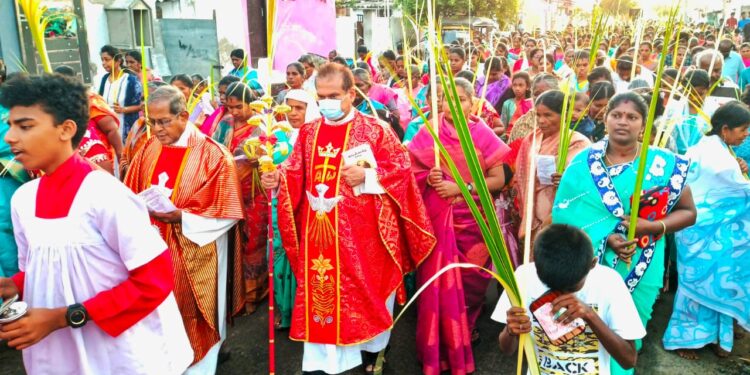 தூத்துக்குடியில் கத்தோலிக்க கிறிஸ்தவ ஆலயங்களில் குருத்தோலை பவனி