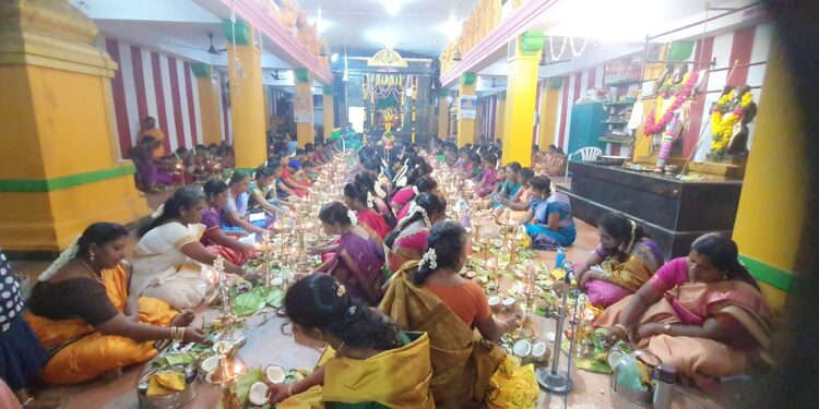 தூத்துக்குடி கேவிகே நகர் பத்திரகாளியம்மன் கோவில் கொடைவிழாவையொட்டி திருவிளக்கு பூஜை நடைபெற்றது.