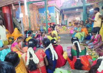 தூத்துக்குடி கேவிகே நகர் பத்திரகாளியம்மன் கோவில் கொடைவிழாவையொட்டி திருவிளக்கு பூஜை நடைபெற்றது.