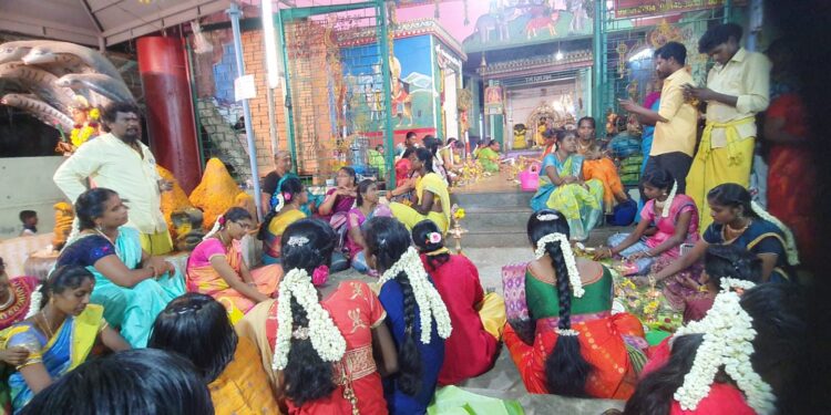 தூத்துக்குடி கேவிகே நகர் பத்திரகாளியம்மன் கோவில் கொடைவிழாவையொட்டி திருவிளக்கு பூஜை நடைபெற்றது.