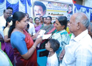 தூத்துக்குடி 22வது வார்டு பகுதியில் அமைச்சர் கீதாஜீவன் பொதுமக்களிடம் குறைகளை கேட்டறிந்தார்.  