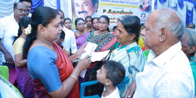 தூத்துக்குடி 22வது வார்டு பகுதியில் அமைச்சர் கீதாஜீவன் பொதுமக்களிடம் குறைகளை கேட்டறிந்தார்.