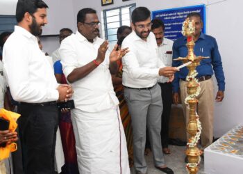 நாகப்பட்டினம் மாவட்டம்   நம்பியார் நகரில் வருவாய் மற்றும்பேரிடர் மேலாண்மைத்துறை சார்பில் ரூ.635 இலட்சம் மதிப்பீட்டில் பேரிடர் மீட்பு மைய (புயல் பாதுகாப்பு மையம்) கட்டடம் கட்டும் பணிக்கான பூமி பூஜை மற்றும் நாகப்பட்டினம் ஊராட்சி ஒன்றியம் பெருங்கடம்பனூர் ஊராட்சியில் ரூ.16 இலட்சம் மதிப்பீட்டில் நியாய விலைக்கடையினை மாவட்ட ஆட்சித்தலைவர் டாக்டர் அ.அருண்தம்புராஜ் இன்று தொடங்கி வைத்தார்.