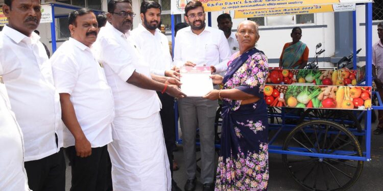 தோட்டக்கலை – மலைப்பயிர்கள் துறை மூலம் தேசிய தோட்டக்கலை இயக்க திட்டத்தின் கீழ் 10 விவசாயிகளுக்கு; ரூ.1,50,000 மதிப்பில் நடமாடும் காய்கறி விற்பனை வண்டியினையும் மாவட்ட ஆட்சித்தலைவர் டாக்டர் அ.அருண்தம்புராஜ் , தமிழ்நாடு மீன்வளர்ச்சிக் கழக தலைவர் என்.கௌதமன், நாகப்பட்டினம் சட்ட மன்ற உறுப்பினர் ஜெ.முகமது ஷா நவாஸ் ஆகியோர் இன்று வழங்கினார்கள்.