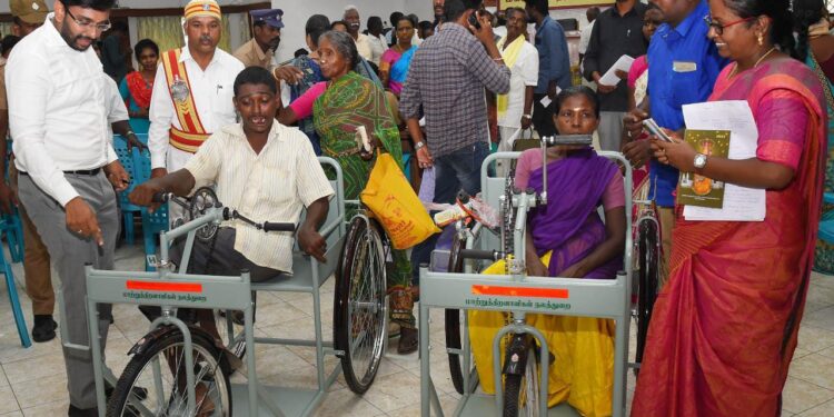 நாகப்பட்டினம் மாவட்ட ஆட்சியர் அலுவலகத்தில்வாராந்திர மக்கள் குறைதீர்க்கும் நாள் கூட்டம் மாவட்ட ஆட்சித்தலைவர் டாக்டர் அ.அருண்தம்புராஜ் தலைமையில் இன்று நடைபெற்றது.