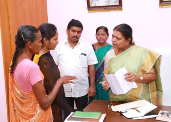 தூத்துக்குடி சட்டமன்ற உறுப்பினர் அலுவலகத்தில் அமைச்சர் கீதாஜீவன் பொதுமக்களிடம் குறைகளை கேட்டறிந்தார்