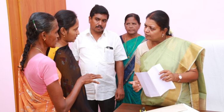 தூத்துக்குடி சட்டமன்ற உறுப்பினர் அலுவலகத்தில் அமைச்சர் கீதாஜீவன் பொதுமக்களிடம் குறைகளை கேட்டறிந்தார்