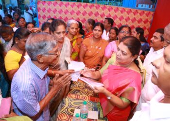 தூத்துக்குடி 25வது வார்டு பகுதியில் அமைச்சர் கீதாஜீவன் பொதுமக்களிடம் குறைகளை கேட்டார்