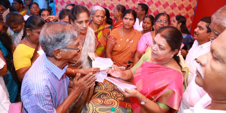 தூத்துக்குடி 25வது வார்டு பகுதியில் அமைச்சர் கீதாஜீவன் பொதுமக்களிடம் குறைகளை கேட்டார்