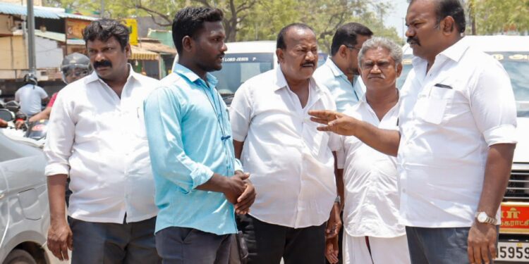 தூத்துக்குடி 3ம் மைல் பகுதியில் நடைபெறும் பாதாள சாக்கடை பணிகளை மேயர் ஜெகன் பெரியசாமி ஆய்வு மேற்கொண்டார்.