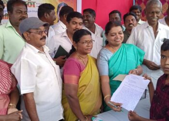 தூத்துக்குடி 40வது வார்டு பகுதியில் அமைச்சர் கீதாஜீவன் பொதுமக்களிடம் குறைகளை கேட்டார்.