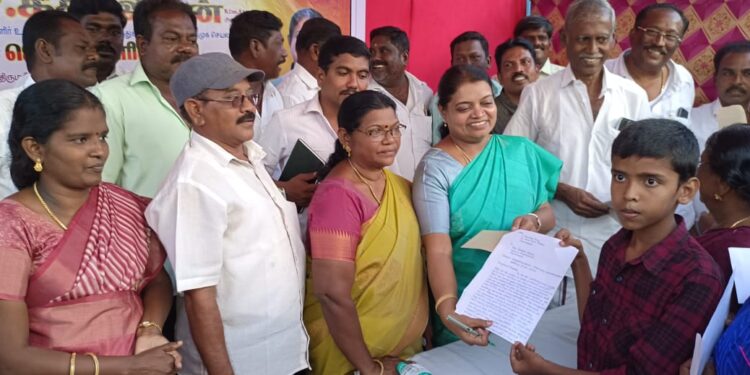 தூத்துக்குடி 40வது வார்டு பகுதியில் அமைச்சர் கீதாஜீவன் பொதுமக்களிடம் குறைகளை கேட்டார்.