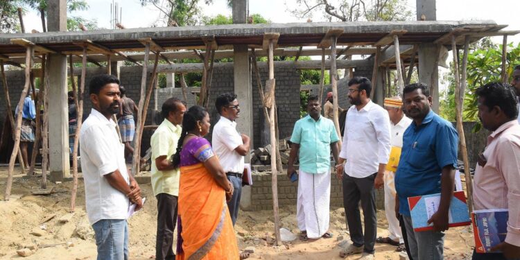 நாகப்பட்டினம் மாவட்டம் வேதாரண்யம் ஊராட்சி ஒன்றியத்திற்குட்பட்ட பகுதிகளில் நடைபெற்றுவரும் வளர்ச்சித்திட்ட பணிகளை மாவட்ட ஆட்சித்தலைவர் டாக்டர் அ.அருண்தம்புராஜ் நேரில் பார்வையிட்டு ஆய்வு