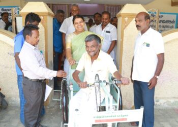 அதிமுக முன்னாள் முதலமைச்சர் பன்னீர் செல்வத்திற்கு தூத்துக்குடி பிஎம்டி நிறுவனத்தலைவர் இசக்கிராஜா வேல் வழங்கி ஆதரவு