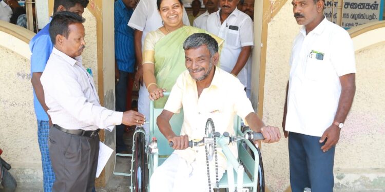 அதிமுக முன்னாள் முதலமைச்சர் பன்னீர் செல்வத்திற்கு தூத்துக்குடி பிஎம்டி நிறுவனத்தலைவர் இசக்கிராஜா வேல் வழங்கி ஆதரவு