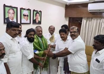 அதிமுக முன்னாள் முதலமைச்சர் பன்னீர் செல்வத்திற்கு தூத்துக்குடி பிஎம்டி நிறுவனத்தலைவர் இசக்கிராஜா வேல் வழங்கி ஆதரவு