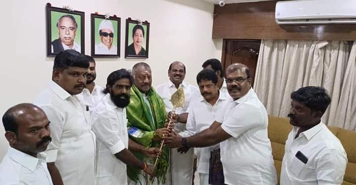 அதிமுக முன்னாள் முதலமைச்சர் பன்னீர் செல்வத்திற்கு தூத்துக்குடி பிஎம்டி நிறுவனத்தலைவர் இசக்கிராஜா வேல் வழங்கி ஆதரவு