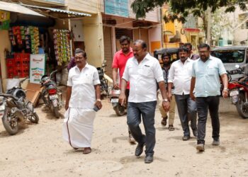 அதிமுக முன்னாள் முதலமைச்சர் பன்னீர் செல்வத்திற்கு தூத்துக்குடி பிஎம்டி நிறுவனத்தலைவர் இசக்கிராஜா வேல் வழங்கி ஆதரவு