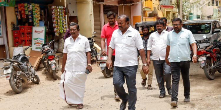 அதிமுக முன்னாள் முதலமைச்சர் பன்னீர் செல்வத்திற்கு தூத்துக்குடி பிஎம்டி நிறுவனத்தலைவர் இசக்கிராஜா வேல் வழங்கி ஆதரவு