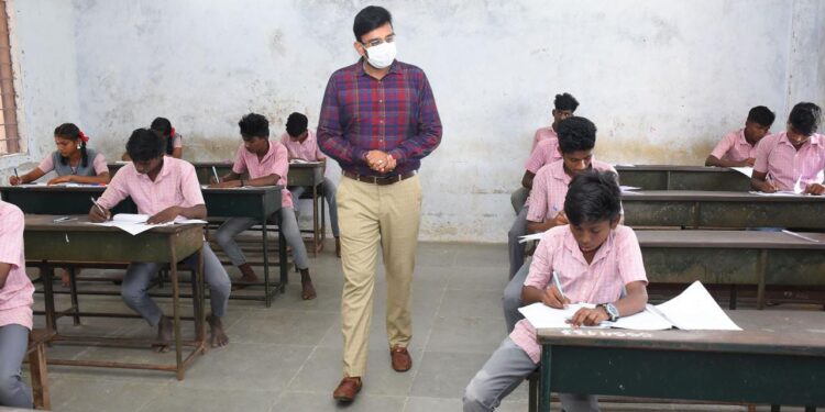 நாகப்பட்டினம் மாவட்டத்தில் எஸ்.எஸ்.எல்.சி அரசு பொதுத்தேர்வு நடைபெறுவதை மாவட்ட ஆட்சித்தலைவர் டாக்டர் அ.அருண்தம்புராஜ் இன்று நேரில் பார்வையிட்டு ஆய்வு மேற்கொண்டார்.