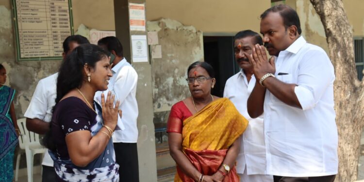 தூத்துக்குடி மாநகராட்சி பகுதியில் பள்ளி ஆய்வுக்கு சென்ற மேயர் ஜெகன் பெரியசாமி தலைமை பண்புடன் அசத்தல்