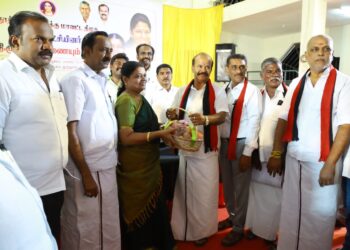 தூத்துக்குடியில் அதிமுக பாஜகவை சேர்ந்த 200 பேர் அமைச்சர் கீதாஜீவன் முன்னிலையில் திமுகவில் இணைந்தனர்.