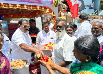 தூத்துக்குடியில் அதிமுக சார்பில் தண்ணீர்பந்தல் முன்னாள் அமைச்சர் சி.த.செல்லப்பாண்டியன் திறந்து வைத்தார்.