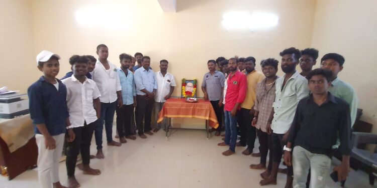 அம்பேத்கரின் 132 வது பிறந்த நாளை முன்னிட்டு மாப்பிள்ளையூரனி பஞ்சாயத்து தலைவர் சரவணக்குமார் அம்பேத்கர் திருஉருவ படத்திற்கு மாலை அணிவித்து மரியாதை செலுத்தினார்.