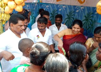 மாப்பிள்ளையூரணி பகுதியில் இரண்டு இடங்களில் தண்ணீர்பந்தல் கனிமொழி எம்.பி திறந்து வைத்தார். அமைச்சர் அனிதா ராதாகிருஷ்ணன், சண்முகையா எம்.எல்.ஏ பங்கேற்றனர்.