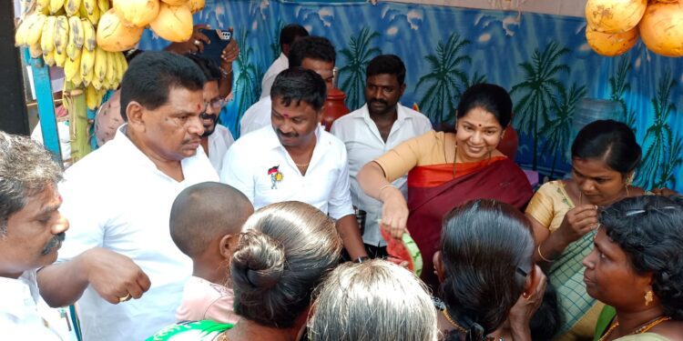 மாப்பிள்ளையூரணி பகுதியில் இரண்டு இடங்களில் தண்ணீர்பந்தல் கனிமொழி எம்.பி திறந்து வைத்தார். அமைச்சர் அனிதா ராதாகிருஷ்ணன், சண்முகையா எம்.எல்.ஏ பங்கேற்றனர்.