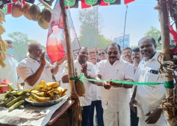 தூத்துக்குடியில் தண்ணீர் பந்தலை அதிமுக முன்னாள் அமைச்சர் சி.த.செல்லப்பாண்டியன் திறந்து வைத்தார்.   