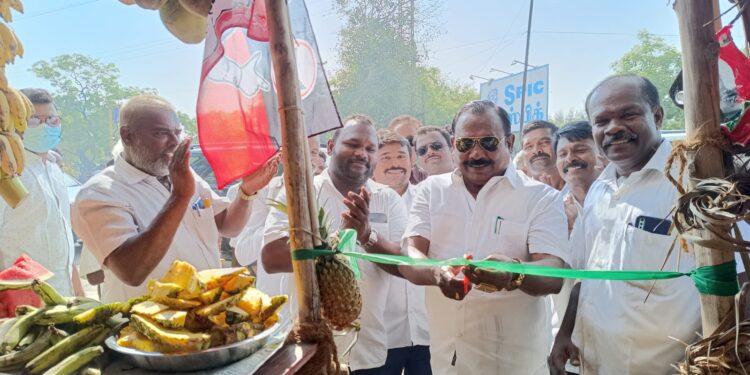 தூத்துக்குடியில் தண்ணீர் பந்தலை அதிமுக முன்னாள் அமைச்சர் சி.த.செல்லப்பாண்டியன் திறந்து வைத்தார்.