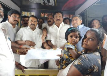 தூத்துக்குடியில் தண்ணீர் பந்தலை அதிமுக முன்னாள் அமைச்சர் சி.த.செல்லப்பாண்டியன் திறந்து வைத்தார்.   