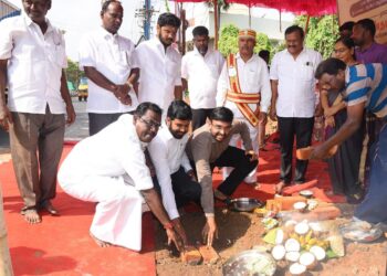 நாகப்பட்டினம் மாவட்டம்   மாவட்ட ஆட்சியர் அலுவலகம் எதிர்புறம் பயணிகள் நிழற்குடை கட்டுமான பணிக்கான பூமி பூஜையினை மாவட்ட ஆட்சித்தலைவர் டாக்டர் அ.அருண்தம்புராஜ், தமிழ்நாடு மீன்வளர்ச்சிக் கழக தலைவர் என்.கௌதமன், நாகப்பட்டினம் சட்ட மன்ற உறுப்பினர் ஜெ.முகமது ஷா நவாஸ் ஆகியோர்