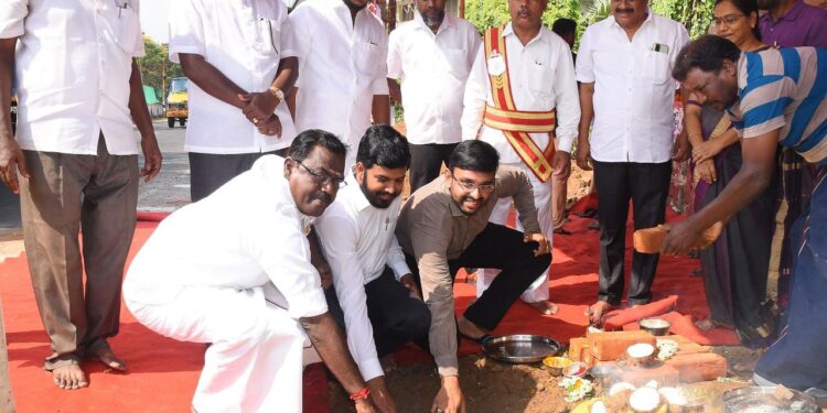 நாகப்பட்டினம் மாவட்டம்   மாவட்ட ஆட்சியர் அலுவலகம் எதிர்புறம் பயணிகள் நிழற்குடை கட்டுமான பணிக்கான பூமி பூஜையினை மாவட்ட ஆட்சித்தலைவர் டாக்டர் அ.அருண்தம்புராஜ், தமிழ்நாடு மீன்வளர்ச்சிக் கழக தலைவர் என்.கௌதமன், நாகப்பட்டினம் சட்ட மன்ற உறுப்பினர் ஜெ.முகமது ஷா நவாஸ் ஆகியோர்