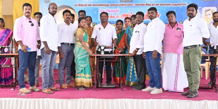 தூத்துக்குடியில் அம்பேத்கார் பிறந்தநாளையொட்டி நலத்திட்ட உதவிகள் வழங்கப்பட்டது. மேயர் ஜெகன் பெரியசாமி, பஞ்., தலைவர் சரவணக்குமார் பங்கேற்பு