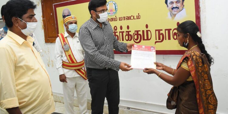 நாகப்பட்டினம் மாவட்ட ஆட்சியர் அலுவலகத்தில் வாராந்திர மக்கள் குறைதீர்க்கும் நாள் கூட்டம் மாவட்ட ஆட்சித்தலைவர் டாக்டர் அ.அருண்தம்புராஜ் தலைமையில் நடைபெற்றது.