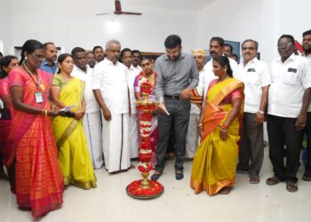 நாகப்பட்டினம் மாவட்டம் வேதாரண்யம் நகராட்சி மூன்றாம்தெருவில் உள்ள ஊராட்சி ஒன்றிய நடுநிலைப் பள்ளியில் புதியதாக கட்டப்பட்டுள்ள இரண்டு வகுப்பறை கட்டடங்களை மாவட்ட ஆட்சித்தலைவர் டாக்டர் அ.அருண்தம்புராஜ் திறந்து வைத்தார்.