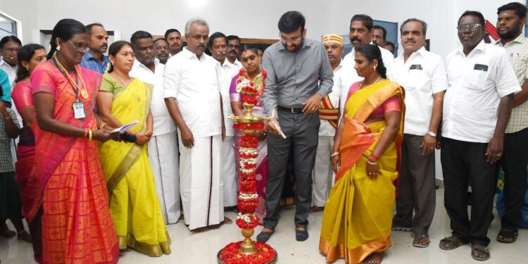 நாகப்பட்டினம் மாவட்டம் வேதாரண்யம் நகராட்சி மூன்றாம்தெருவில் உள்ள ஊராட்சி ஒன்றிய நடுநிலைப் பள்ளியில் புதியதாக கட்டப்பட்டுள்ள இரண்டு வகுப்பறை கட்டடங்களை மாவட்ட ஆட்சித்தலைவர் டாக்டர் அ.அருண்தம்புராஜ் திறந்து வைத்தார்.