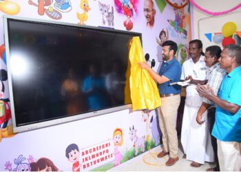 நாகப்பட்டினம் மாவட்டம் கீழையூர் ஊராட்சி ஒன்றியம் பாலக்குறிச்சி ஊராட்சியில் உள்ள ஊராட்சி ஒன்றிய தொடக்கப்பள்ளியில் திறன்மிகு தொடு திரை கணினி வகுப்பினை மாவட்ட ஆட்சித்தலைவர் டாக்டர் அ.அருண்தம்புராஜ் தொடங்கி வைத்தார். 