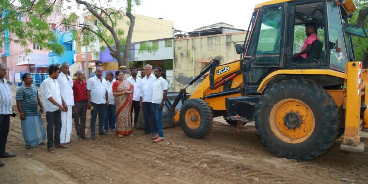 தூத்துக்குடி பிரையன்ட் நகர் 12வது தெரு கிழக்கு மற்றும் மேற்கு பகுதிகளில் புதிய சாலைப் பணிகளை அமைச்சர் கீதாஜீவன் பார்வையிட்டார்.