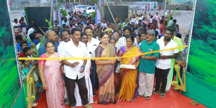 தூத்துக்குடியில் பெரியசாமி நினைவாக பொருட்காட்சி அமைச்சர் கீதாஜீவன் திறந்து வைத்தார். மேயர் ஜெகன் பெரியசாமி பங்கேற்பு