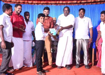 நாகப்பட்டினம் மாவட்ட ஆட்சியர் அலுவலக வளாகத்தில் காதி கிராப்ட் நிறுவனத்தின் சார்பில் அவனுள் அவள் திருநங்கையருக்கான வாழ்வாதார மேம்பாட்டு திட்டத்தின் கீழ் புதிதாக அமைக்கப்பட்டுள்ள பனைப் பொருள்கள் விற்பனை நிலையத்தினை மாவட்ட ஆட்சித்தலைவர் டாக்டர் அ.அருண்தம்புராஜ் திறந்து வைத்தார்.