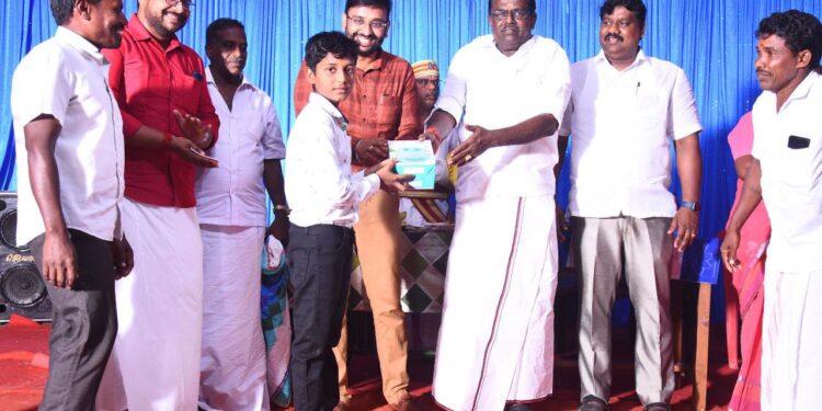 நாகப்பட்டினம் மாவட்ட ஆட்சியர் அலுவலக வளாகத்தில் காதி கிராப்ட் நிறுவனத்தின் சார்பில் அவனுள் அவள் திருநங்கையருக்கான வாழ்வாதார மேம்பாட்டு திட்டத்தின் கீழ் புதிதாக அமைக்கப்பட்டுள்ள பனைப் பொருள்கள் விற்பனை நிலையத்தினை மாவட்ட ஆட்சித்தலைவர் டாக்டர் அ.அருண்தம்புராஜ் திறந்து வைத்தார்.