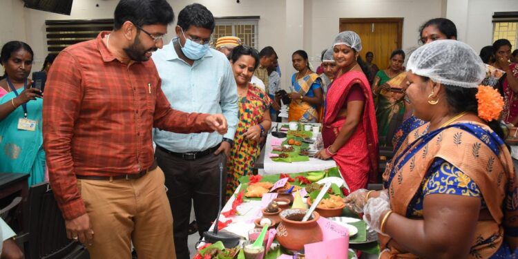 நாகப்பட்டினம் மாவட்ட ஆட்சியர் அலுவலக வளாகத்தில் காதி கிராப்ட் நிறுவனத்தின் சார்பில் அவனுள் அவள் திருநங்கையருக்கான வாழ்வாதார மேம்பாட்டு திட்டத்தின் கீழ் புதிதாக அமைக்கப்பட்டுள்ள பனைப் பொருள்கள் விற்பனை நிலையத்தினை மாவட்ட ஆட்சித்தலைவர் டாக்டர் அ.அருண்தம்புராஜ் திறந்து வைத்தார்.