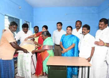 ஓட்டப்பிடாரம், தெற்கு சிந்தலக்கட்டை கிராமத்தில் புதிய பகுதி நேர நியாயவிலைக் கடையினை கனிமொழி எம்.பி, சமூக நலன் மற்றும் மகளிர் உரிமைத்துறை அமைச்சர் கீதாஜீவன் முன்னிலையில் திறந்து வைத்தார்.